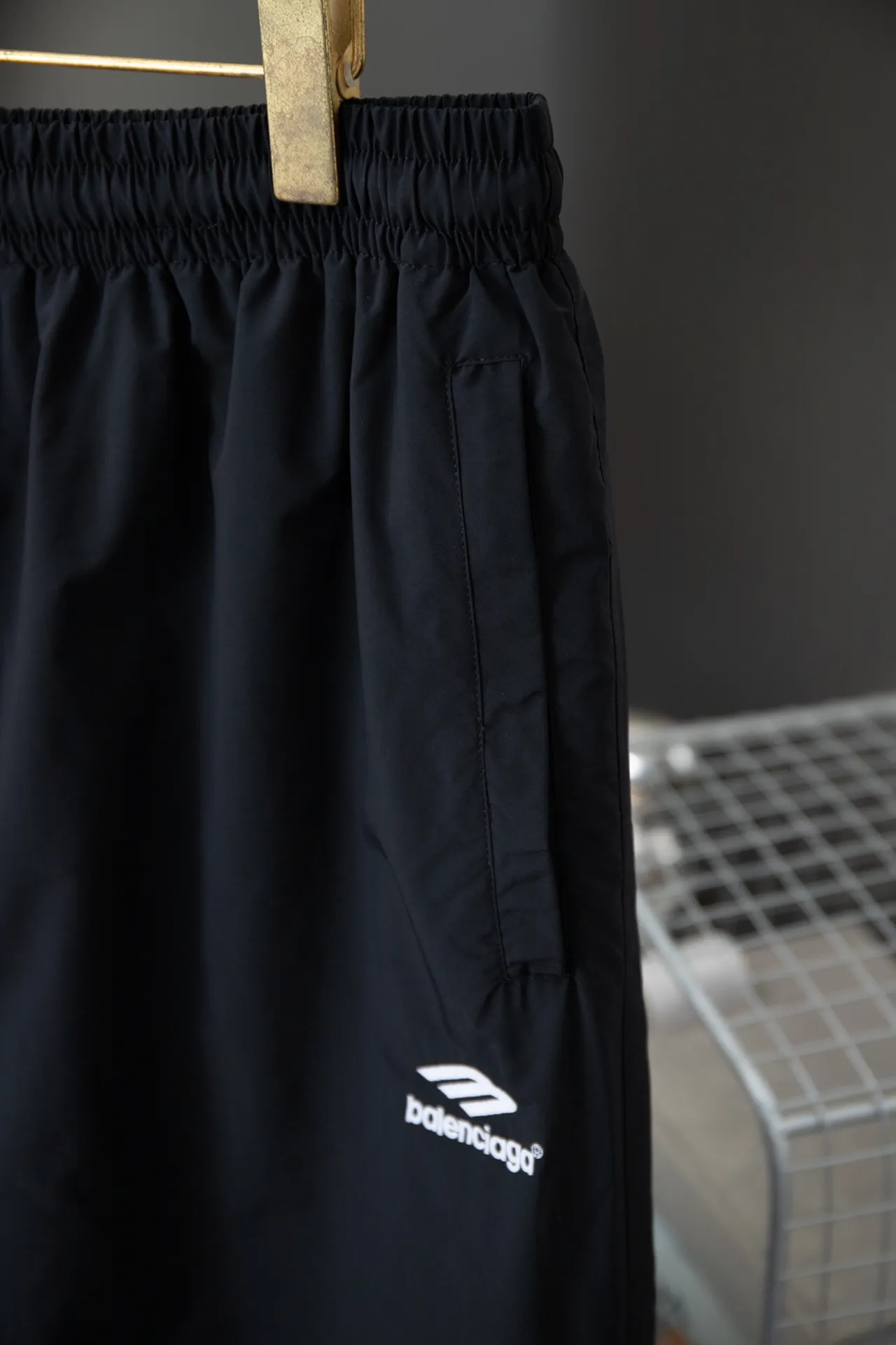 Balenciaga 𝘽𝘼𝙇𝙀𝙉𝘾𝙄𝘼𝙂𝘼 BLCG Manchester United embroidered white striped sweatpants Light luxury essential item for daily commuting for men and women Feel free to compare the correct version Detailed features · Made of 360g pure cotton double yarn fish scale terry fabric · Imported Tajima high-speed embroidery machine with thousands of needle embroidery technology · The back body adopts white stripe inlay technology · Double-needle stitching and cross-stitch technology · Original main mark, washed tag and moisture-proof paper packaging Color: Black Size: 46/48/50/52